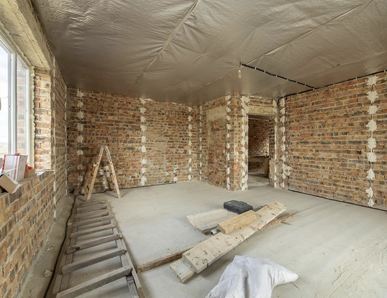 interior de finca rústica con pared de ladrillo preparadas para enlucir