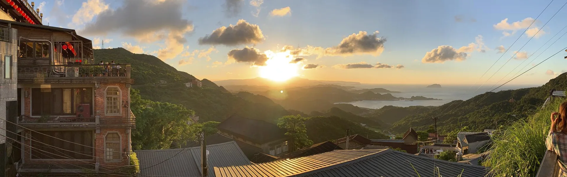 foto de atardecer con el mar y tejados de casas