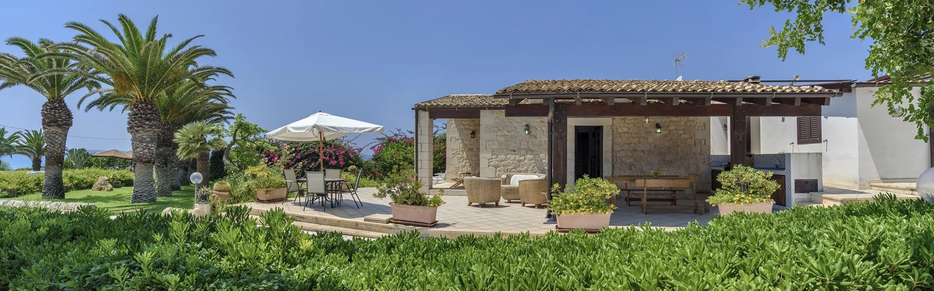 finca de piedra y madera con terreno y plantas