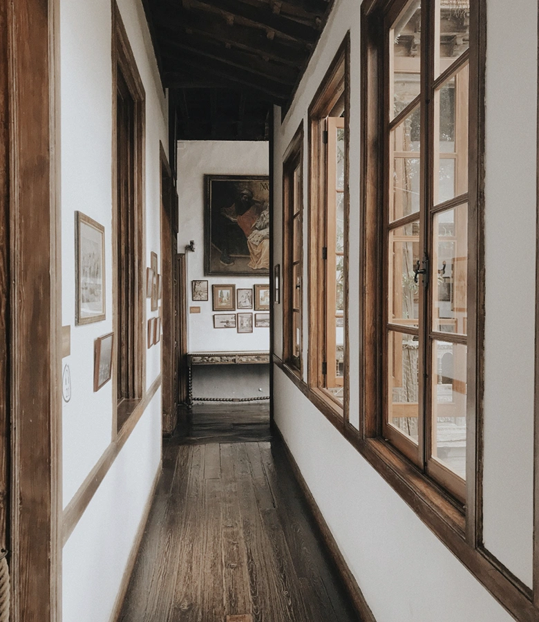 Pasillo de madera interior de casa rural