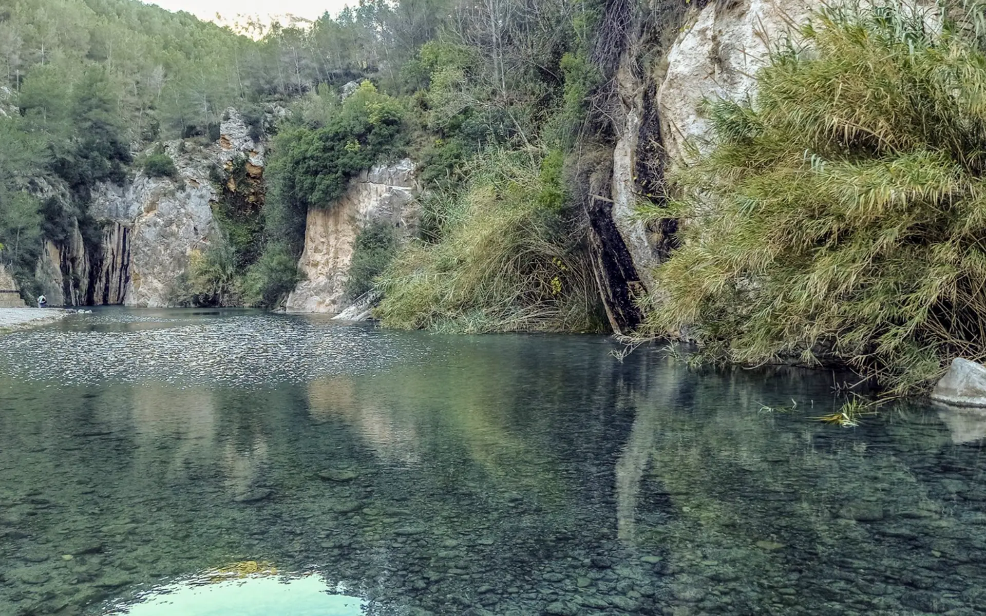 zona de aguas termales con montañas en Montanejos Castellón