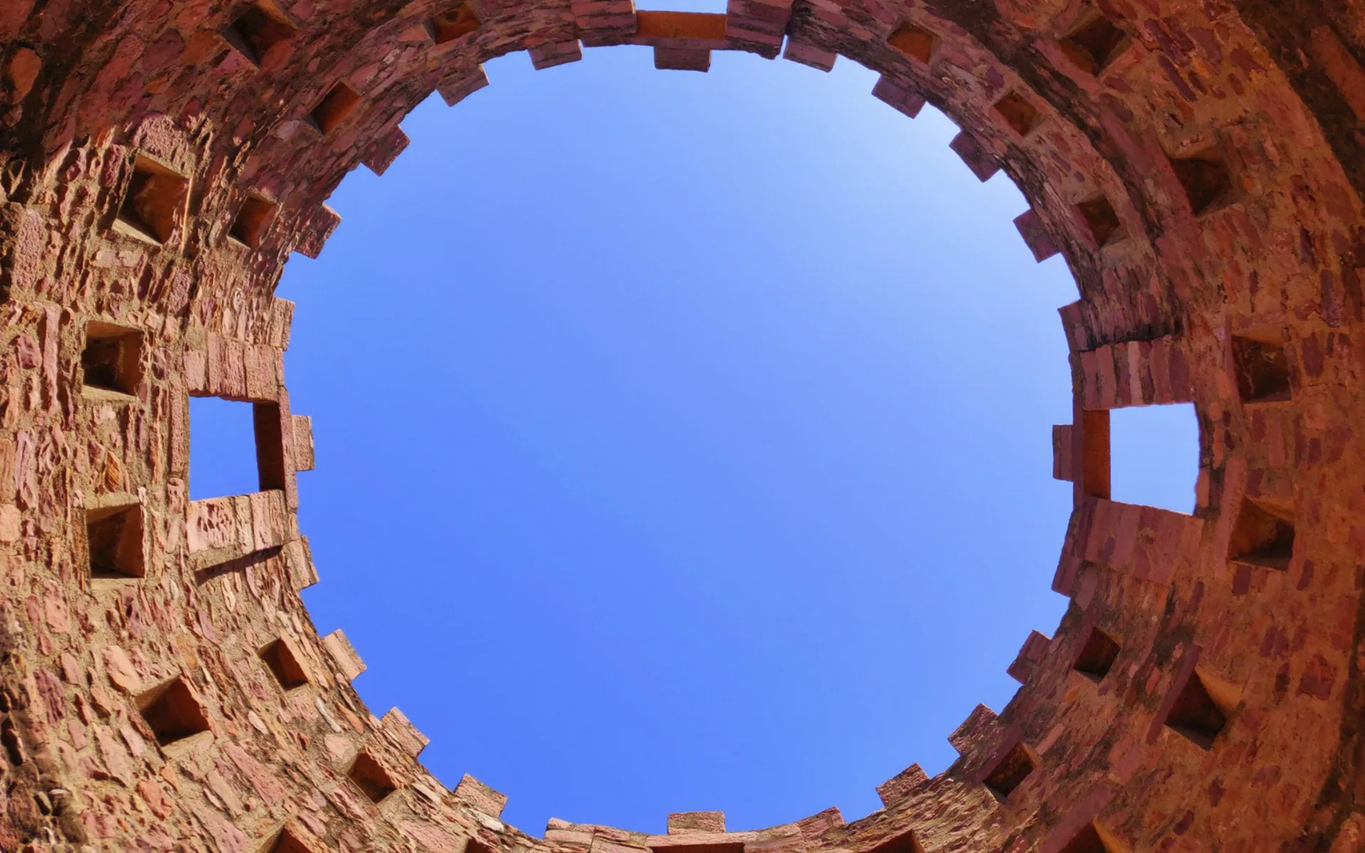 foto desde interior torre castillo Vilafamés hacia el cielo